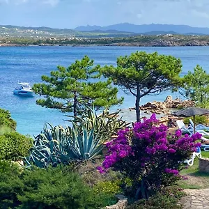 Casa Mughetto R5055 Seafront, Private Sea Access, Swimming Pool Hébergement de vacances La Maddalena (Sassari)